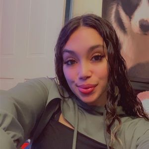 Meet your Posher, Desiree